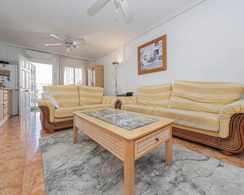 Chalet de 3 habitaciones en Cabo Roig en venta con piscina - 239.000 € (Ref: 9699940)