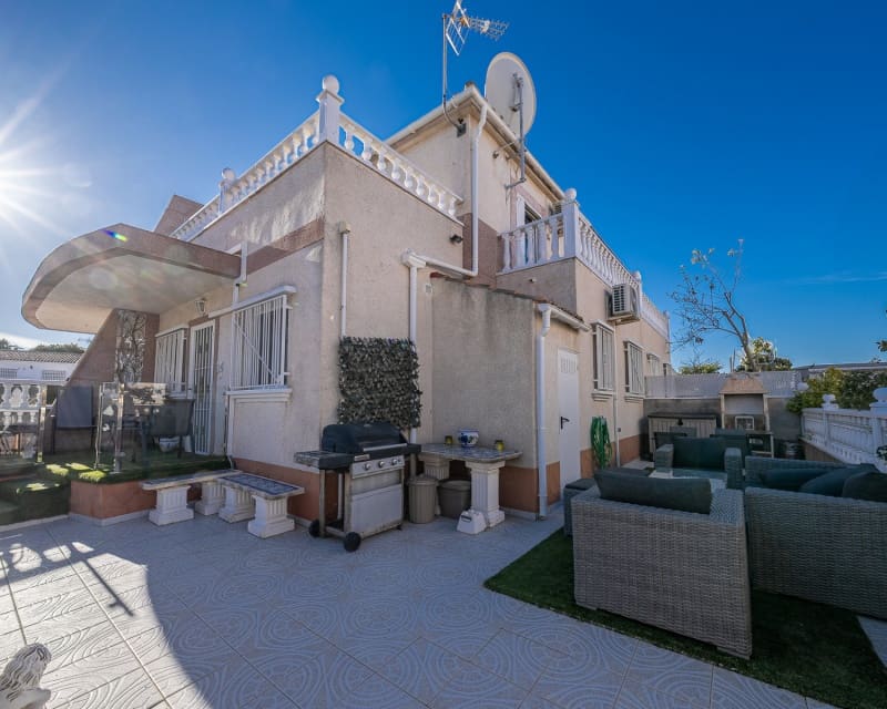 Chalet de 3 habitaciones en Cabo Roig en venta con piscina - 239.000 € (Ref: 9699940)