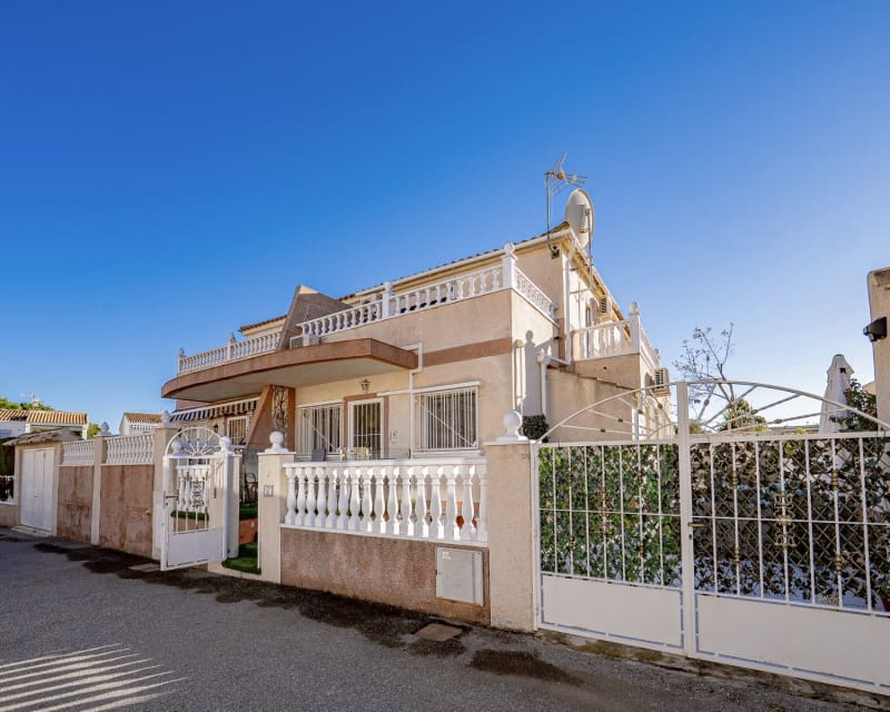 Chalet de 3 habitaciones en Cabo Roig en venta con piscina - 239.000 € (Ref: 9699940)