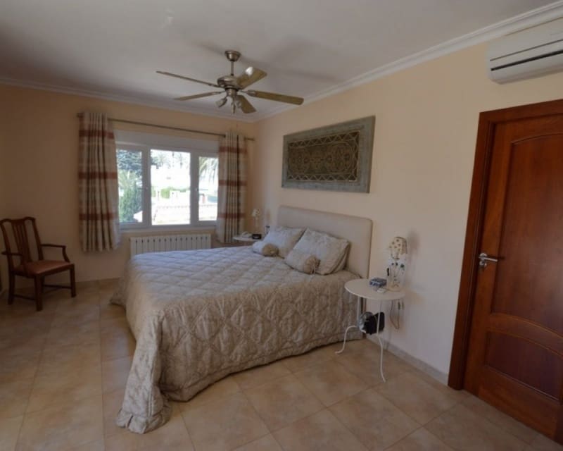 4 bedroom Villa for sale in Cabo Roig - € 1,100,000 (Ref: 9724909)