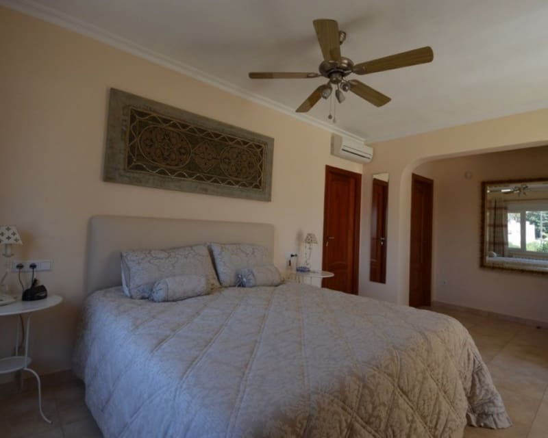 4 bedroom Villa for sale in Cabo Roig - € 1,100,000 (Ref: 9724909)