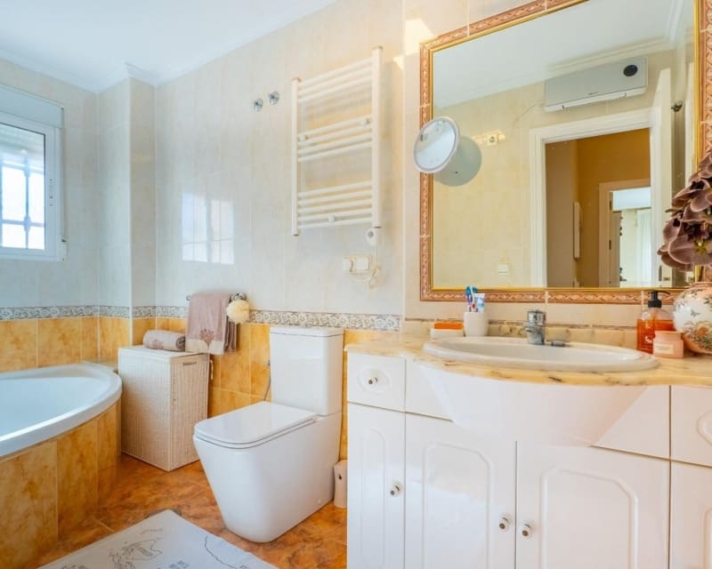 Casa de 2 habitaciones en Cabo Roig en venta con piscina - 250.000 € (Ref: 9724910)