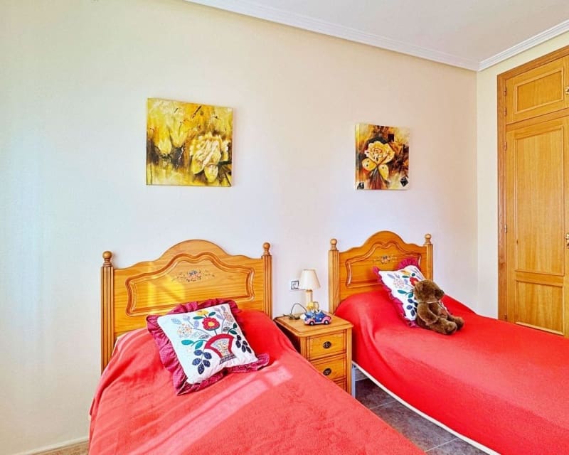 Casa de 3 habitaciones en Villamartin en venta - 275.900 € (Ref: 9724911)