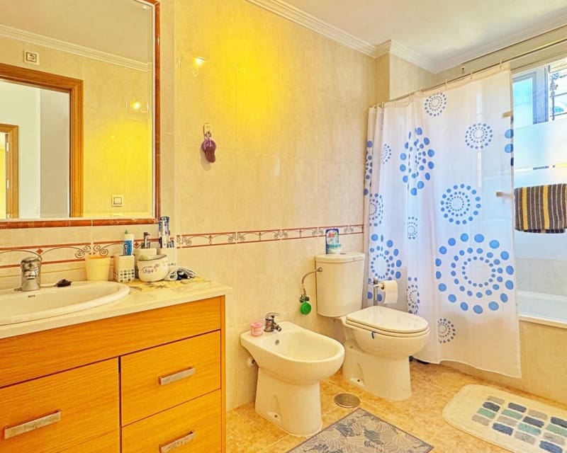 Casa de 3 habitaciones en Villamartin en venta - 275.900 € (Ref: 9724911)