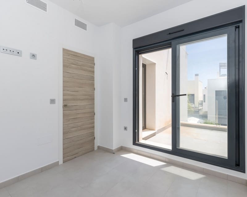 Chalet de 3 habitaciones en Villamartin en venta con piscina - 319.000 € (Ref: 9724914)