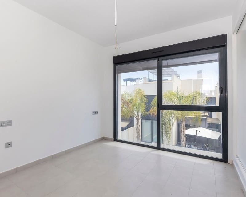 Chalet de 3 habitaciones en Villamartin en venta con piscina - 319.000 € (Ref: 9724914)