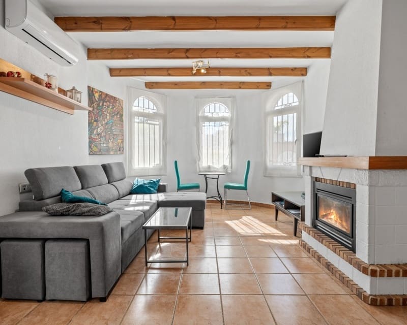 Chalet de 3 habitaciones en Villamartin en venta con piscina - 369.000 € (Ref: 9724937)