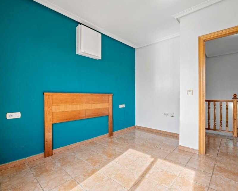 Chalet de 3 habitaciones en Villamartin en venta con piscina - 369.000 € (Ref: 9724937)