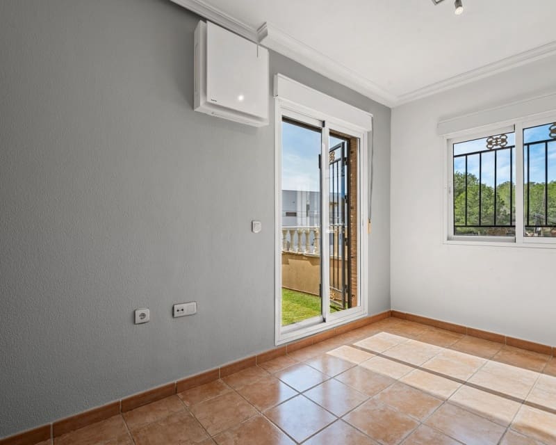 Chalet de 3 habitaciones en Villamartin en venta con piscina - 369.000 € (Ref: 9724937)