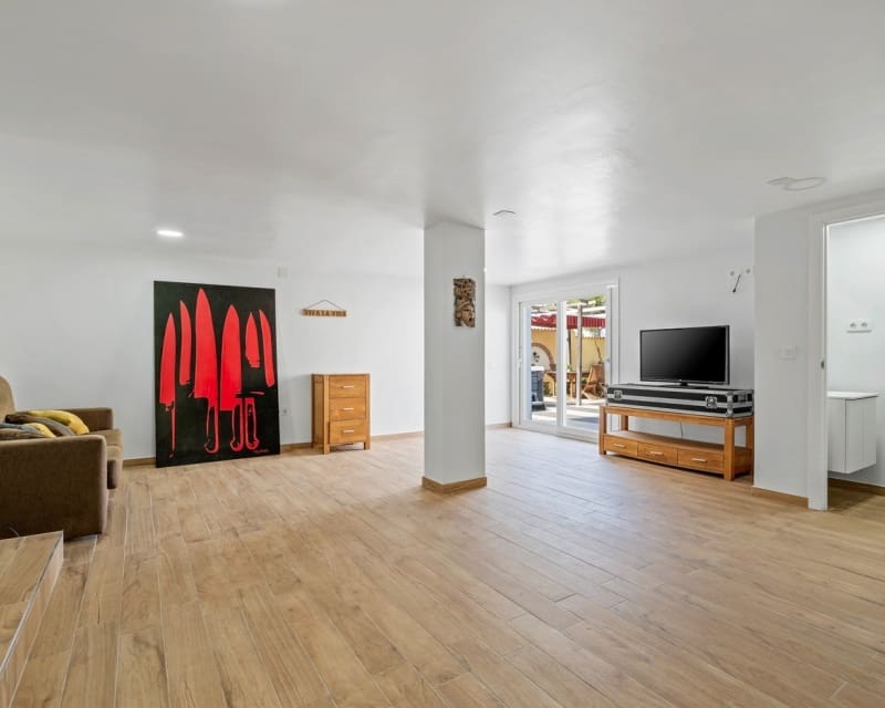 Chalet de 3 habitaciones en Villamartin en venta con piscina - 369.000 € (Ref: 9724937)