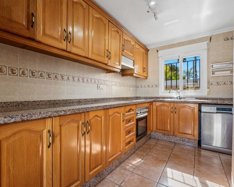 Chalet de 3 habitaciones en Villamartin en venta con piscina - 369.000 € (Ref: 9724937)