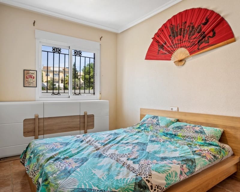 Chalet de 3 habitaciones en Villamartin en venta con piscina - 369.000 € (Ref: 9724937)