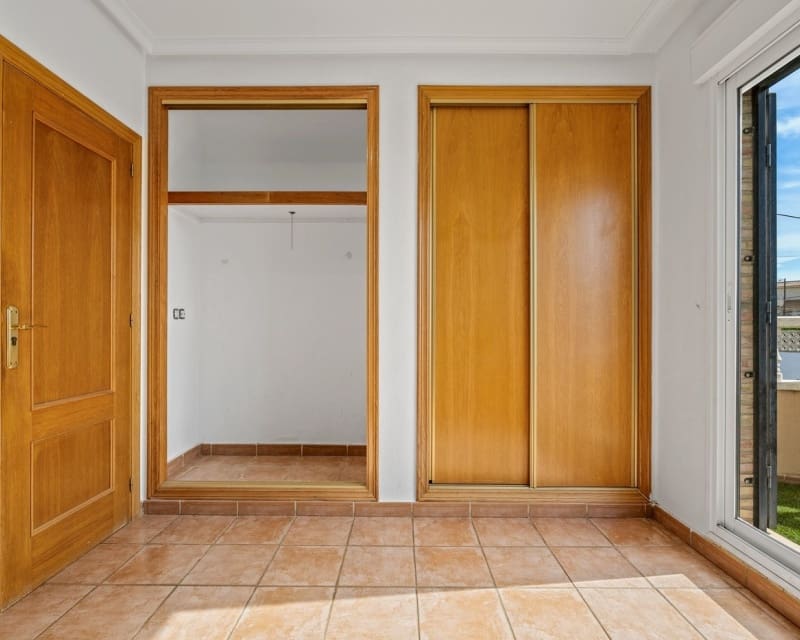 Chalet de 3 habitaciones en Villamartin en venta con piscina - 369.000 € (Ref: 9724937)