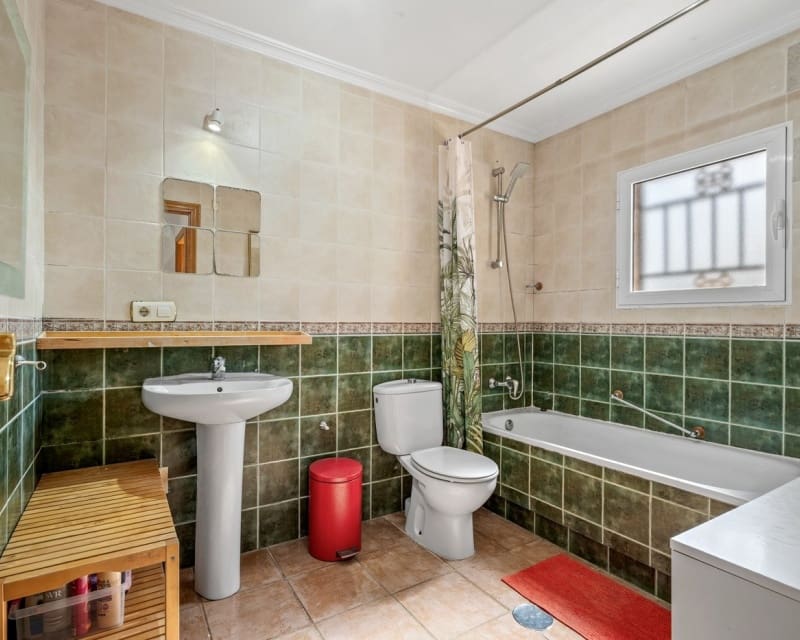 Chalet de 3 habitaciones en Villamartin en venta con piscina - 369.000 € (Ref: 9724937)