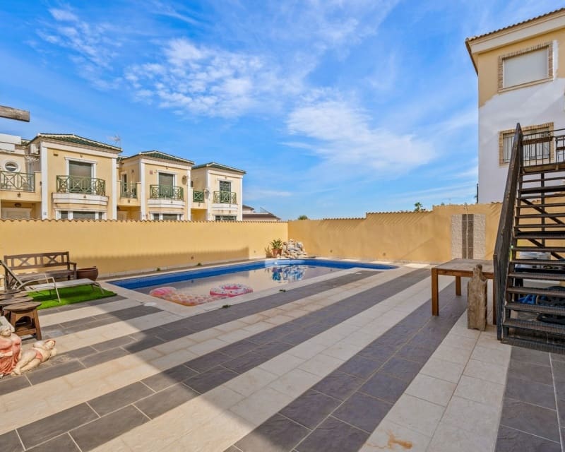 Chalet de 3 habitaciones en Villamartin en venta con piscina - 369.000 € (Ref: 9724937)