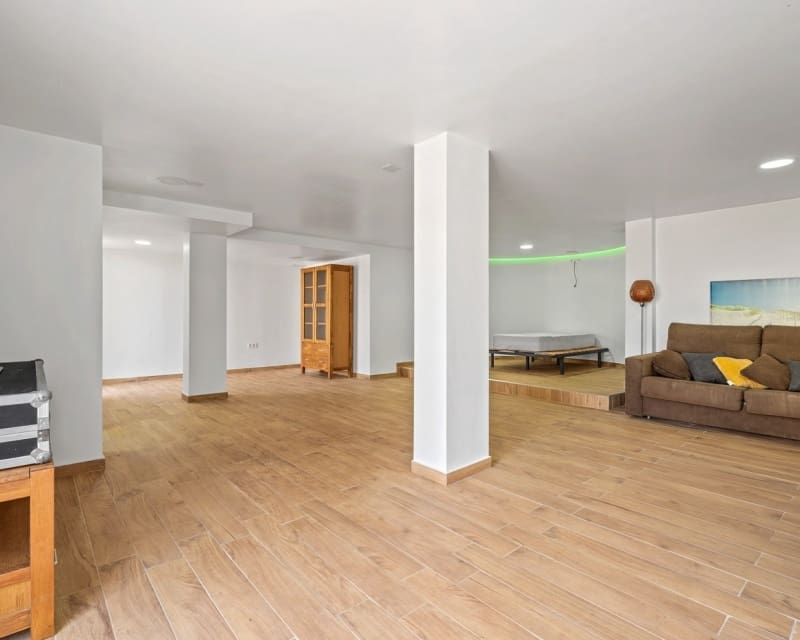 Chalet de 3 habitaciones en Villamartin en venta con piscina - 369.000 € (Ref: 9724937)