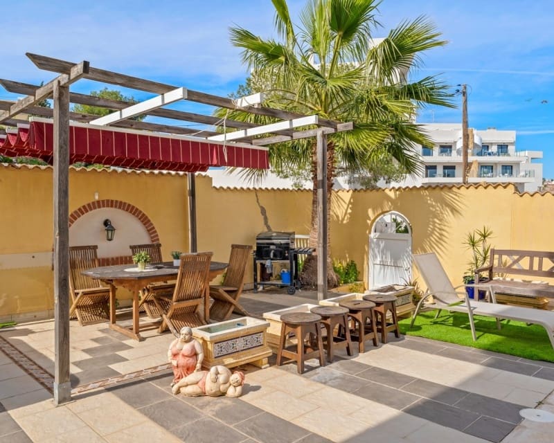 Chalet de 3 habitaciones en Villamartin en venta con piscina - 369.000 € (Ref: 9724937)