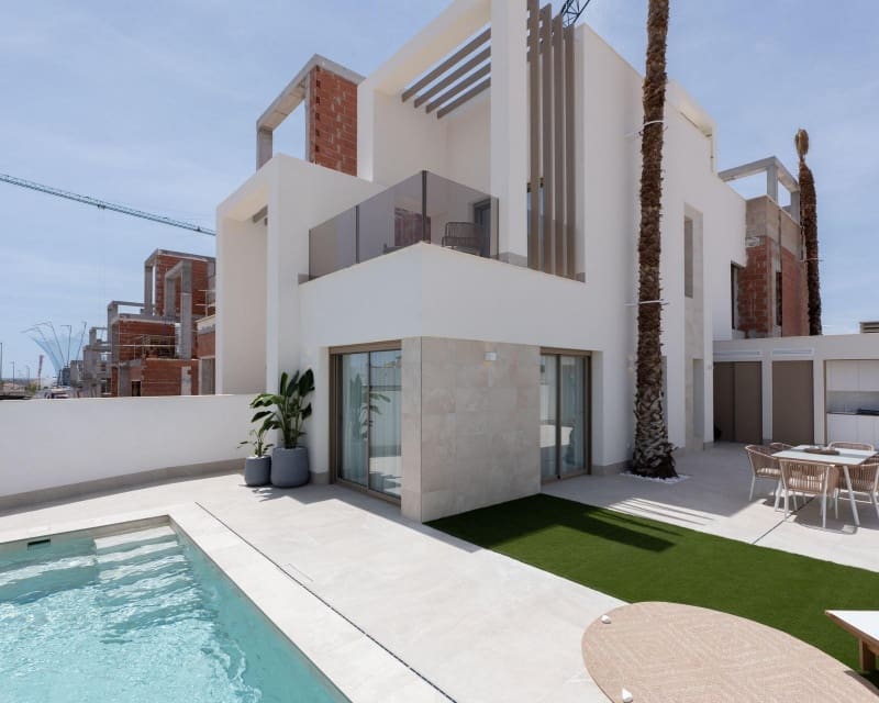 3 slaapkamer Villa te koop in Los Alcazares met zwembad - € 439.000 (Ref: 9725069)