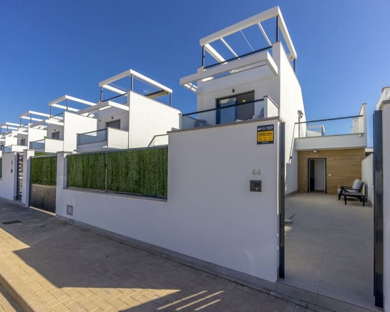 3 soveværelse Villa til salg i Los Alcazares med swimmingpool - € 450.000 (Ref: 9725076)