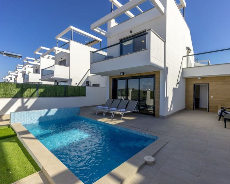 3 soveværelse Villa til salg i Los Alcazares med swimmingpool - € 450.000 (Ref: 9725076)