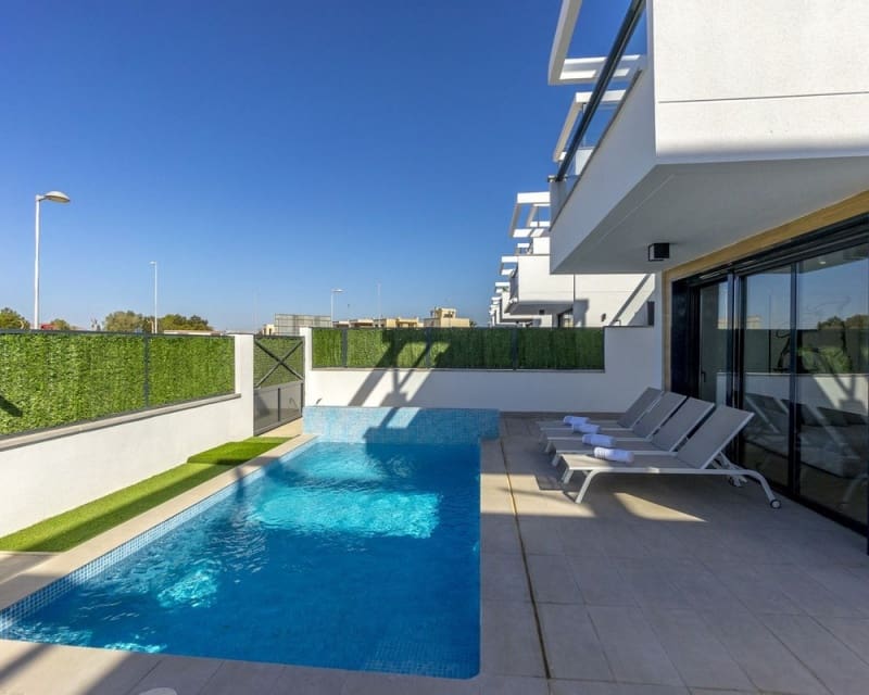 3 soveværelse Villa til salg i Los Alcazares med swimmingpool - € 450.000 (Ref: 9725076)