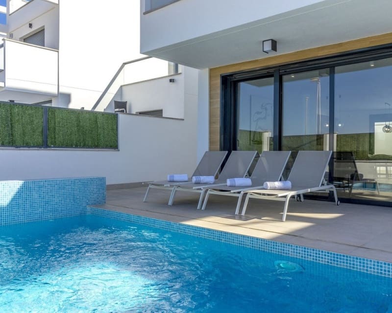 3 soveværelse Villa til salg i Los Alcazares med swimmingpool - € 450.000 (Ref: 9725076)