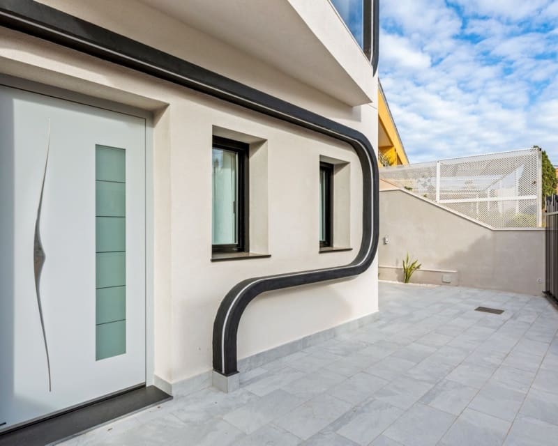 Chalet de 4 habitaciones en Torre de la Horadada en venta con piscina - 698.000 € (Ref: 9725077)