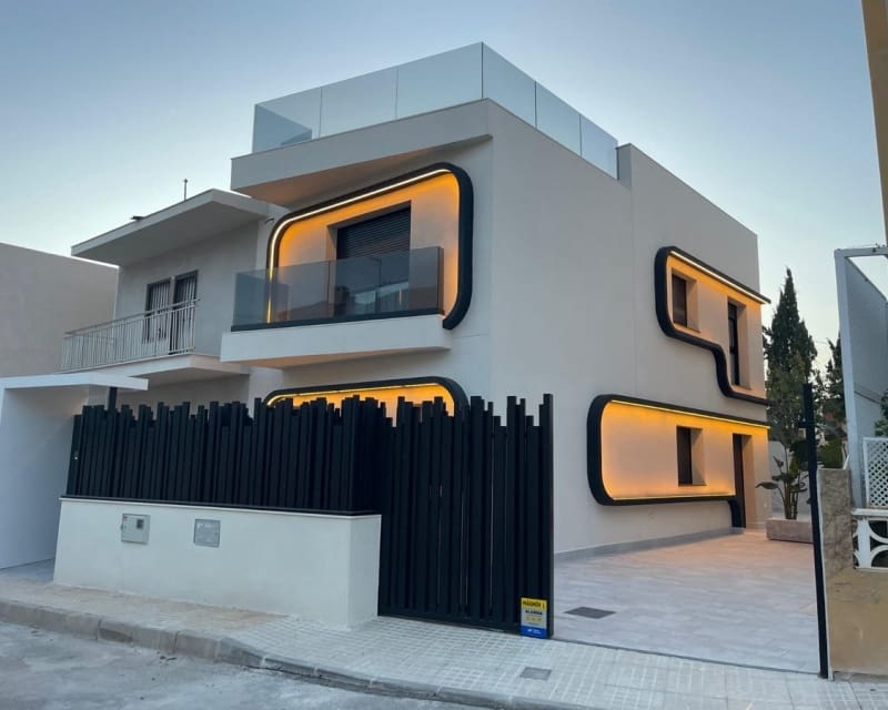 Chalet de 4 habitaciones en Torre de la Horadada en venta con piscina - 698.000 € (Ref: 9725077)