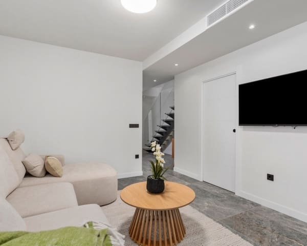 Chalet de 4 habitaciones en Torre de la Horadada, Pilar de la Horadada en venta con piscina - 698.000 € (Ref: 9725077)