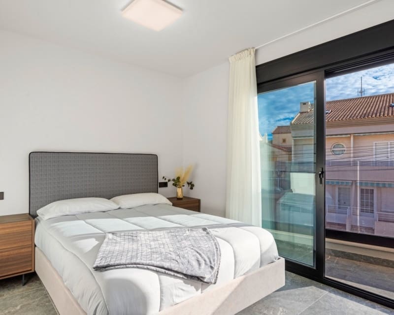 Chalet de 4 habitaciones en Torre de la Horadada en venta con piscina - 698.000 € (Ref: 9725077)