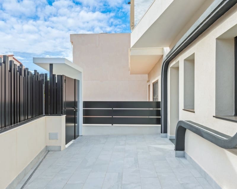 Chalet de 4 habitaciones en Torre de la Horadada en venta con piscina - 698.000 € (Ref: 9725077)