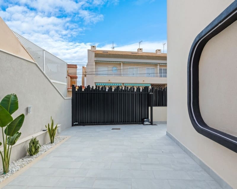 Chalet de 4 habitaciones en Torre de la Horadada en venta con piscina - 698.000 € (Ref: 9725077)