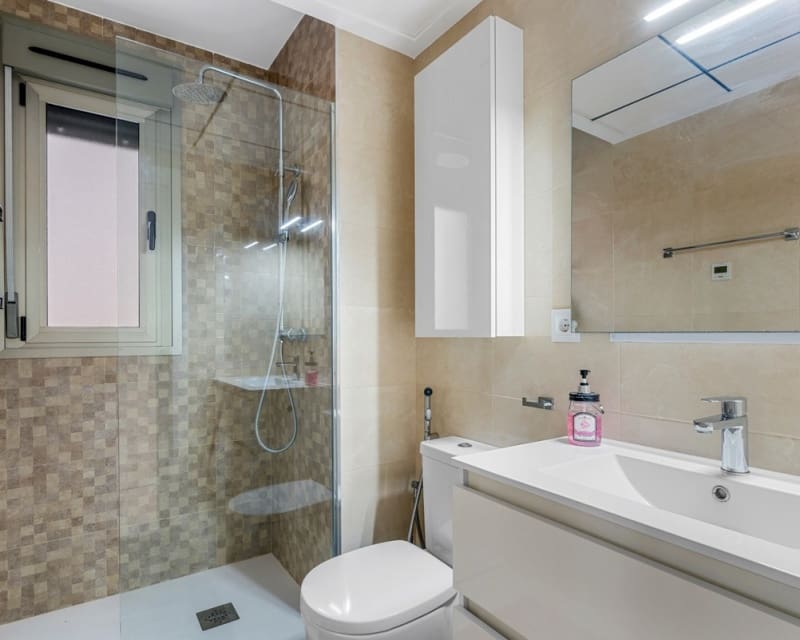 Chalet de 3 habitaciones en Villamartin en venta con piscina - 425.000 € (Ref: 9725078)