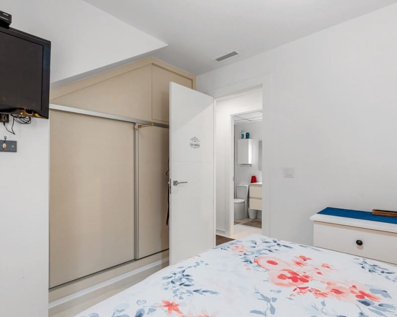 Chalet de 3 habitaciones en Villamartin en venta con piscina - 425.000 € (Ref: 9725078)