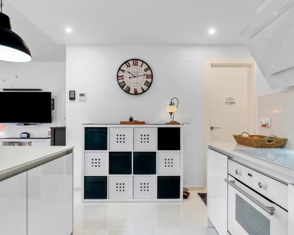 Chalet de 3 habitaciones en Villamartin, Orihuela en venta con piscina - 425.000 € (Ref: 9725078)