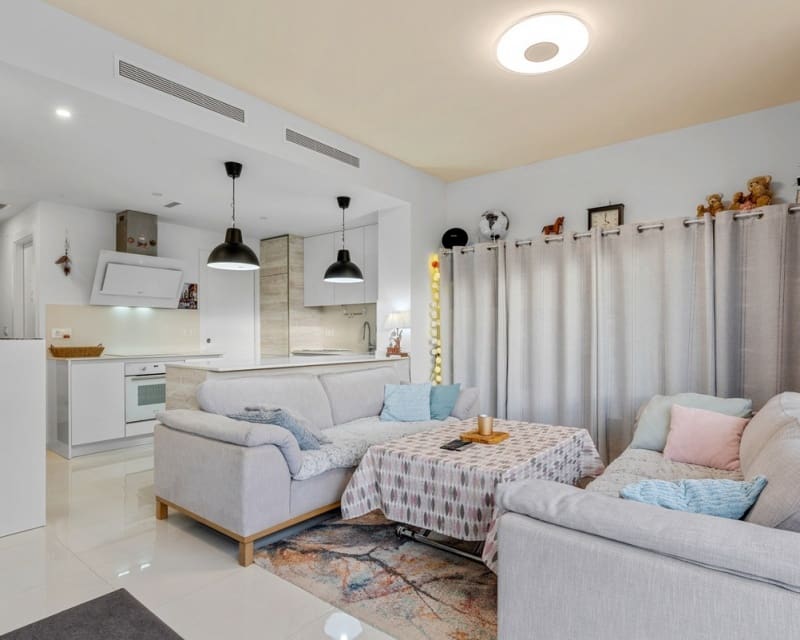 Chalet de 3 habitaciones en Villamartin en venta con piscina - 425.000 € (Ref: 9725078)