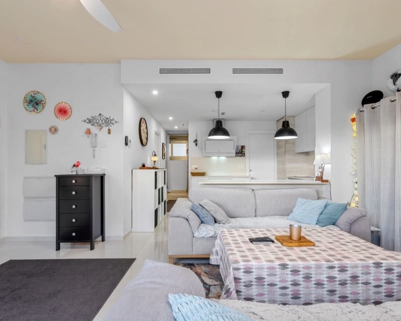 Chalet de 3 habitaciones en Villamartin en venta con piscina - 425.000 € (Ref: 9725078)