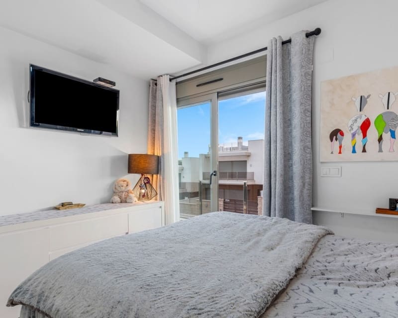 Chalet de 3 habitaciones en Villamartin en venta con piscina - 425.000 € (Ref: 9725078)