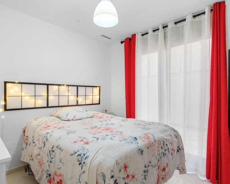 Chalet de 3 habitaciones en Villamartin en venta con piscina - 425.000 € (Ref: 9725078)