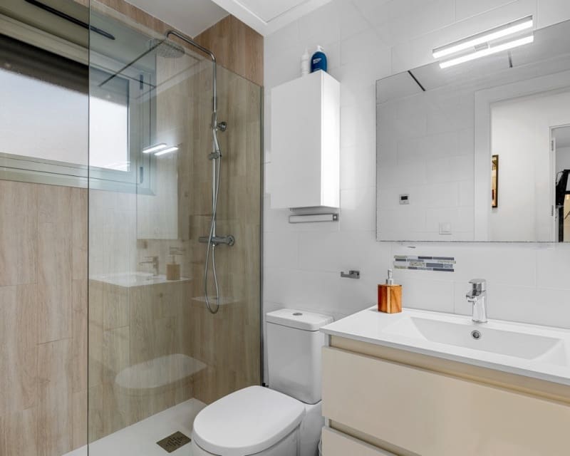 Chalet de 3 habitaciones en Villamartin en venta con piscina - 425.000 € (Ref: 9725078)