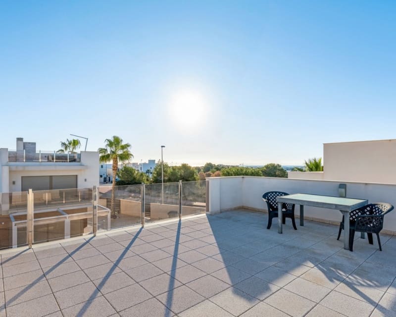 Chalet de 3 habitaciones en Villamartin en venta con piscina - 425.000 € (Ref: 9725078)