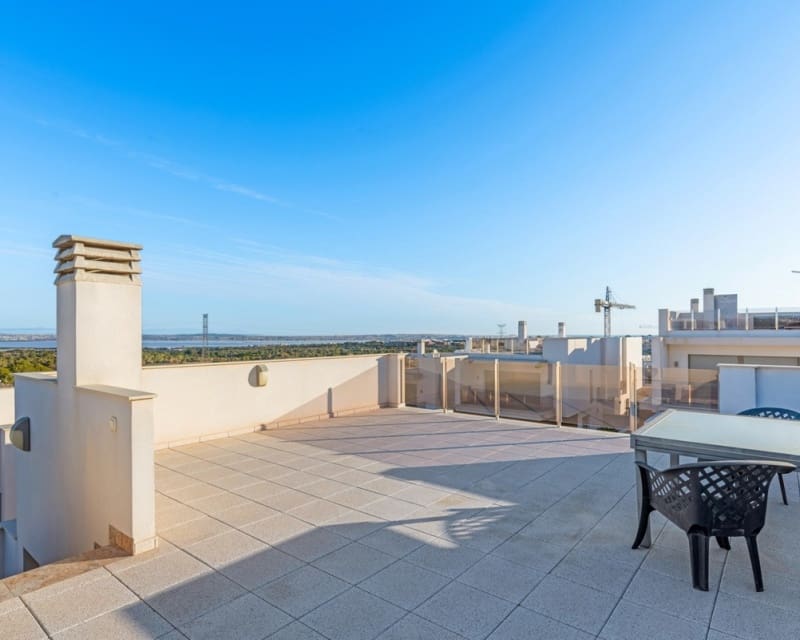 Chalet de 3 habitaciones en Villamartin en venta con piscina - 425.000 € (Ref: 9725078)