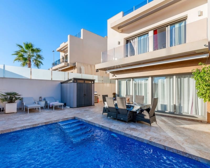 Chalet de 3 habitaciones en Villamartin en venta con piscina - 425.000 € (Ref: 9725078)