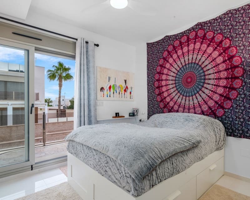 Chalet de 3 habitaciones en Villamartin en venta con piscina - 425.000 € (Ref: 9725078)