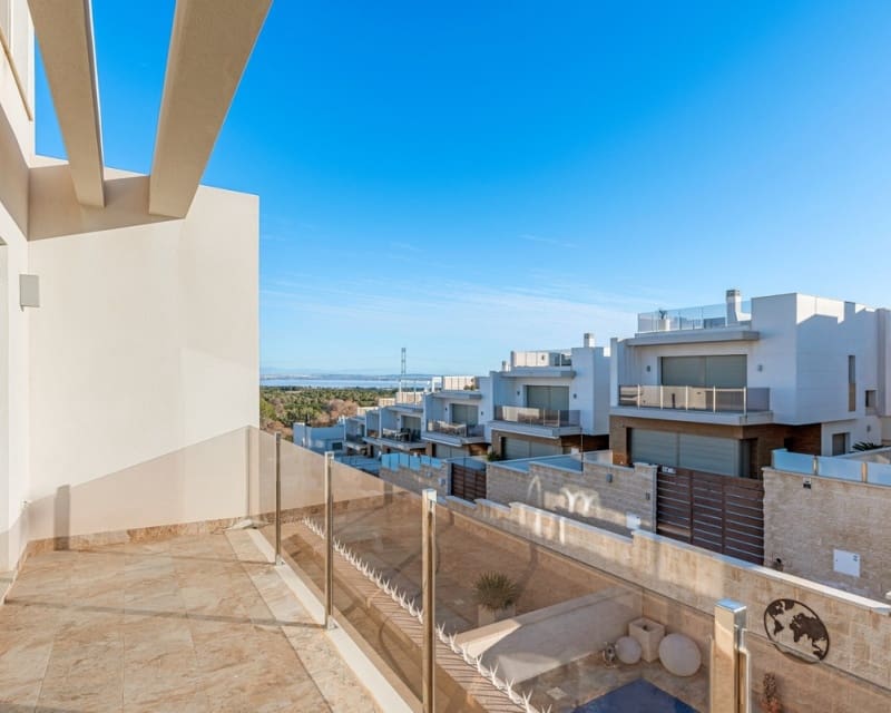 Chalet de 3 habitaciones en Villamartin en venta con piscina - 425.000 € (Ref: 9725078)