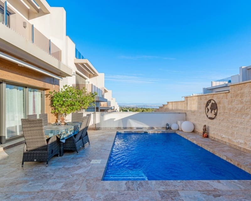 Chalet de 3 habitaciones en Villamartin en venta con piscina - 425.000 € (Ref: 9725078)