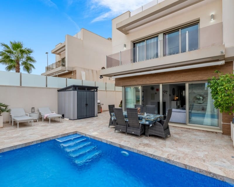 Chalet de 3 habitaciones en Villamartin en venta con piscina - 425.000 € (Ref: 9725078)