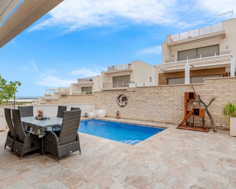 Chalet de 3 habitaciones en Villamartin en venta con piscina - 425.000 € (Ref: 9725078)