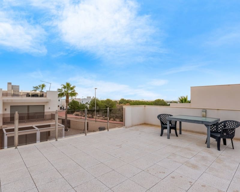 Chalet de 3 habitaciones en Villamartin en venta con piscina - 425.000 € (Ref: 9725078)