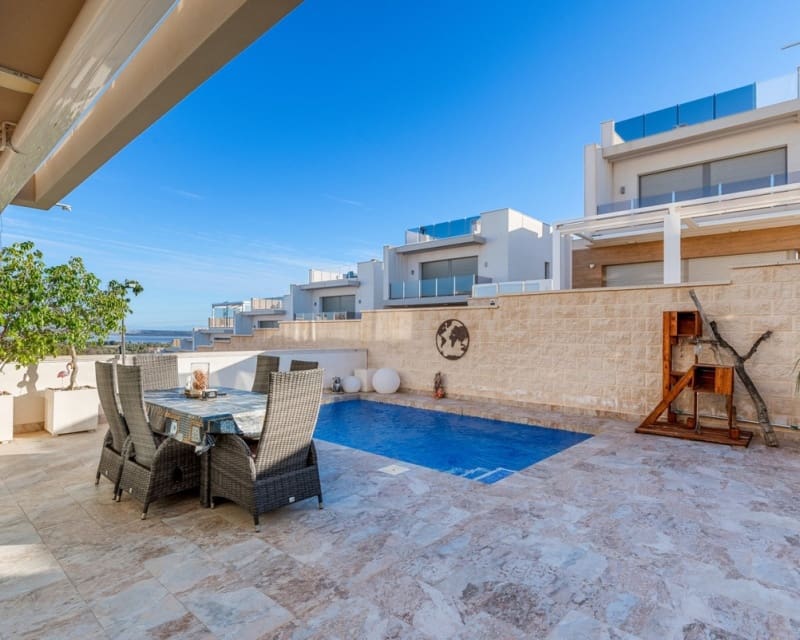 Chalet de 3 habitaciones en Villamartin en venta con piscina - 425.000 € (Ref: 9725078)